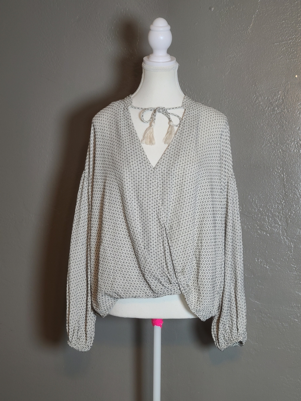 Lou & Grey For Loft Cute Cream Tassel-Tie Long Sleeve Blouse Medium Front Twist - Picture 2 of 9